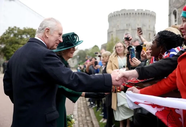 Carlos III y Camilla en pascua dando la mano