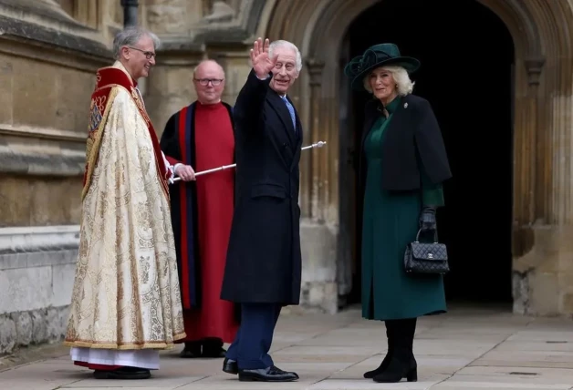 Carlos III y Camilla en pascua saludando