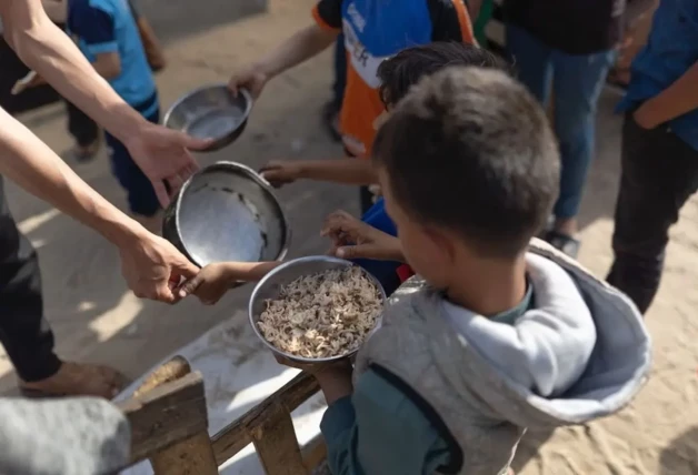 Niño comida en Gaza