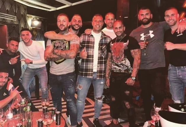 Antonio Tejado junto a sus amigos posando para redes sociales