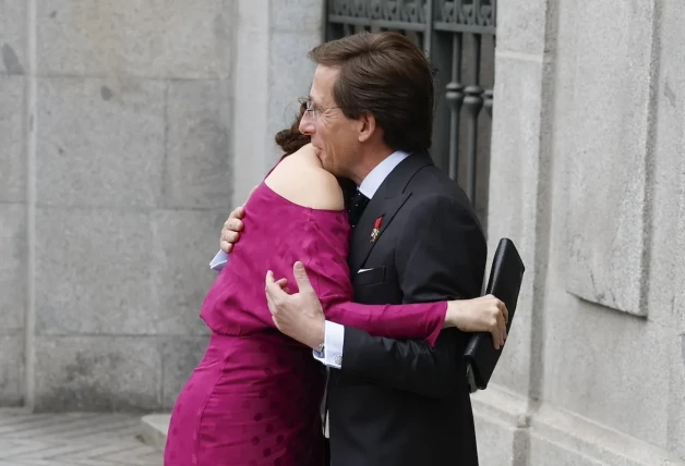Abrazo entre Isabel Díaz Ayuso y Almeida