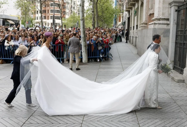 Llegada de Teresa de Urquijo a la boda