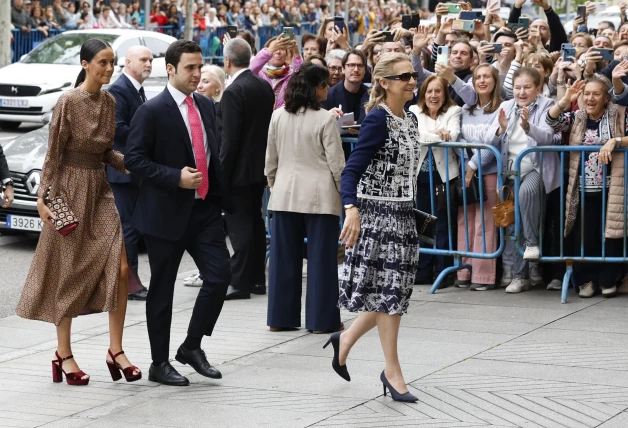 Infanta Elena junto a Froilan y Victoria Federica en la boda de Almeida