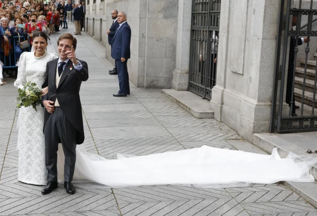 Almeida y Teresa de Urquijo saliendo de la iglesia