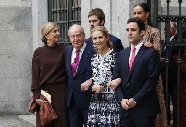 El rey Juan Carlos sale De la Iglesia acompañado de sus hijas y sus nietos