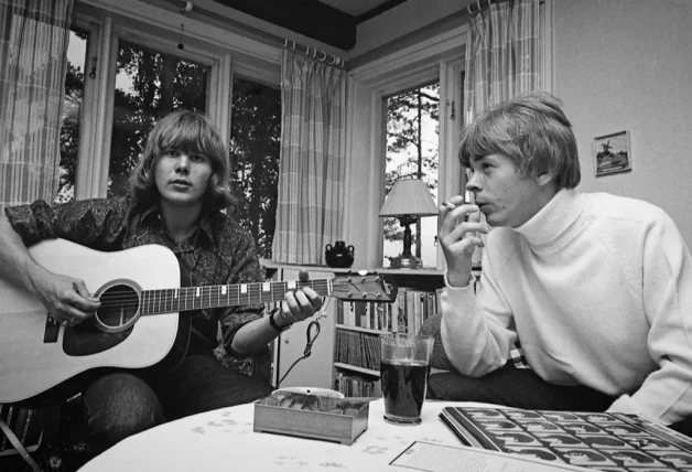 Abba de jovenes tocando la guitarra