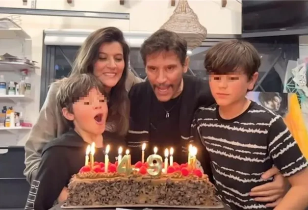 Sergio Peris-Mancheta con su familia celebrando su 49 aniversario