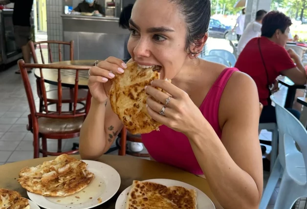 Cristina Pedroche, comiendo.