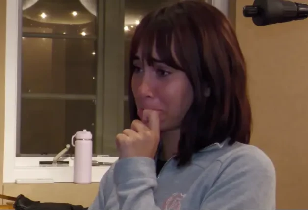 Aitana Ocaña llorando al escuchar su música.