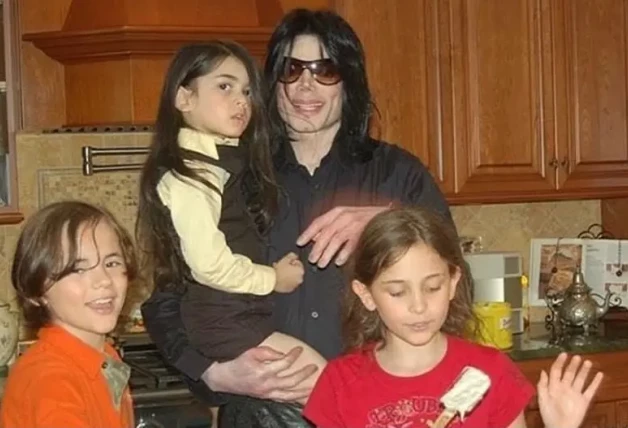 Michael Jackson con sus 3 hijos