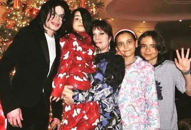 Michael Jackson con sus 3 hijos2