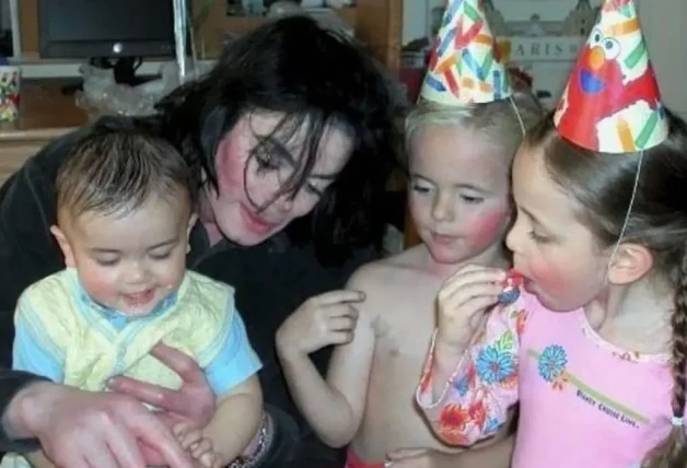 Michael Jackson con sus 3 hijos4