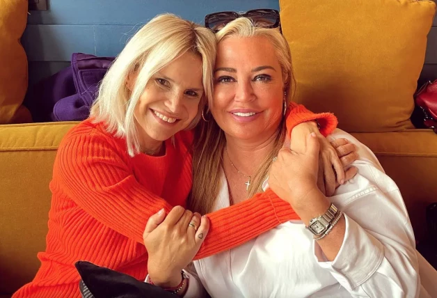 Belén Esteban y Eugenia Martínez de Irujo posando muy sonrientes en un restaurante.