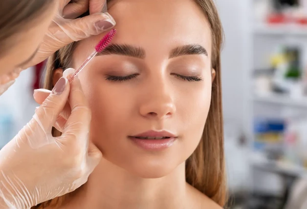 Chica haciéndose un laminado de cejas.