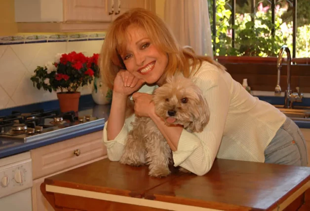 La actriz Silvia Tortosa y su perrito Magic.