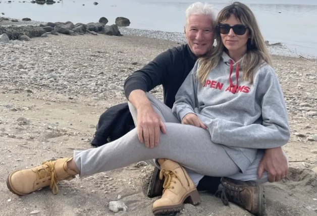 Richard Gere y Alejandra Gere en la playa.