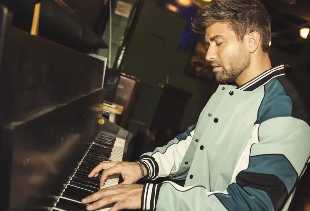 Pablo Alboran tocando el piano