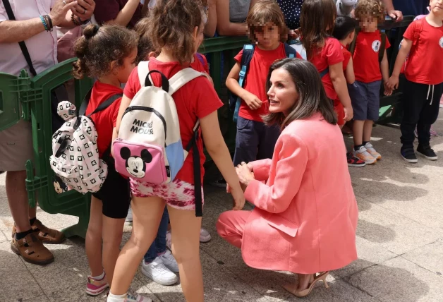 Reina Letizia hablando con niños