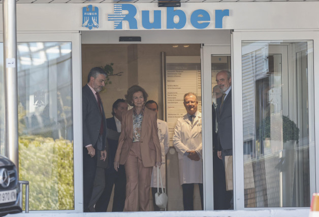 La Reina Sofía abandona el hospital tras estar ingresada