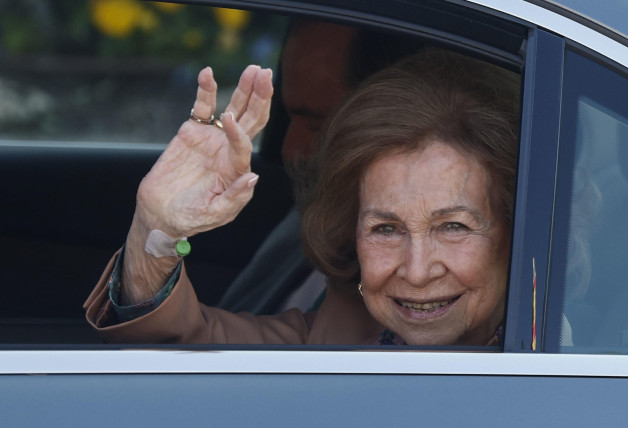 La Reina Sofía abandona el hospital tras estar ingresada