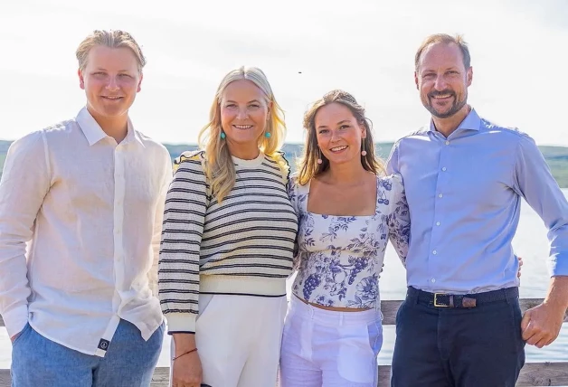 Haakon y Mette Marit con sus hijos