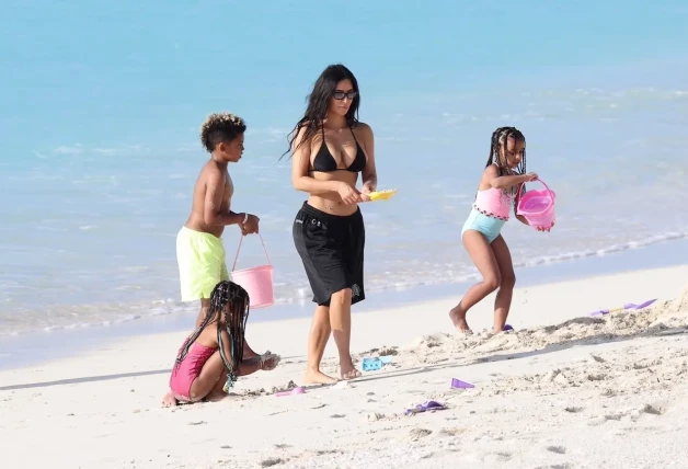 Kim Kardashian en la playa con sus hijos