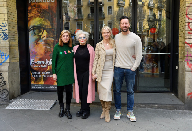 Pablo Puyol con sus compañeras de teatro