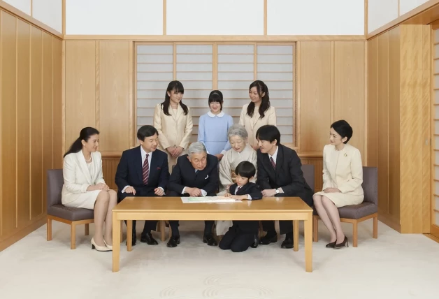 Familia real japon en mesa