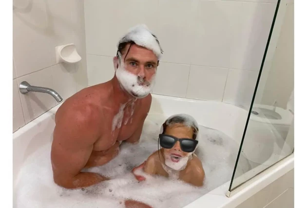Chris Hemsworth con su hijo en la bañera