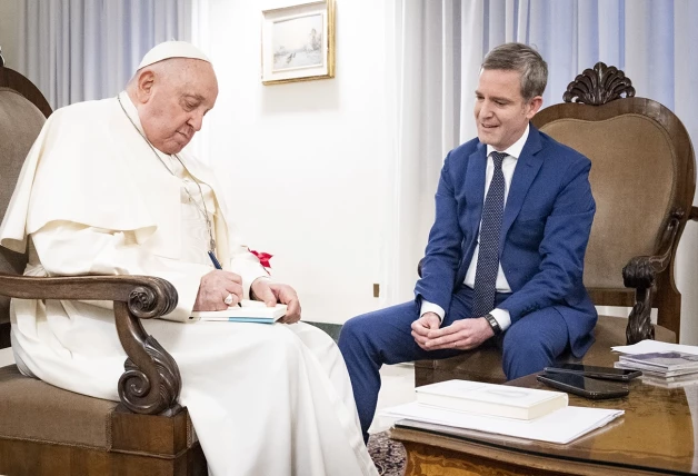 Papa Francisco reunido