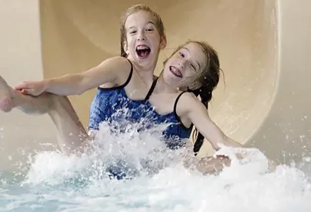 siamesas de niñas en piscina