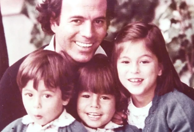 Julio Iglesias junto a sus 3 hijos mayores