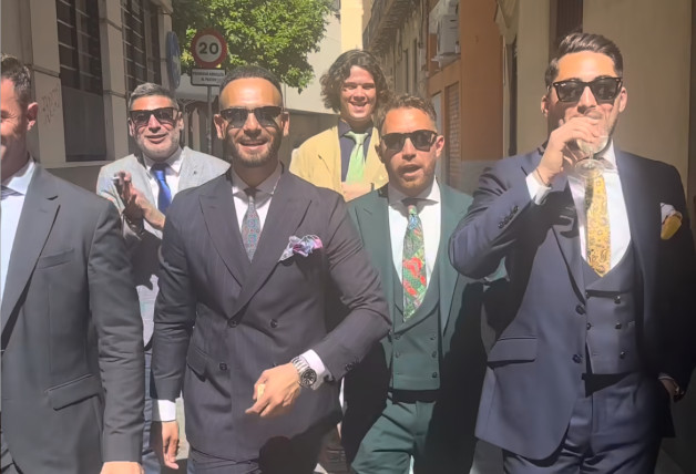 Bosco Martínez Bordiú junto a sus amigos posando para redes en Sevilla