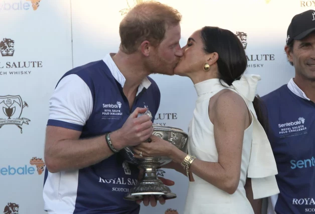 Harry y Meghan beso