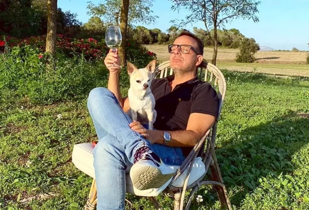 Ángel Llàcer con su mascota