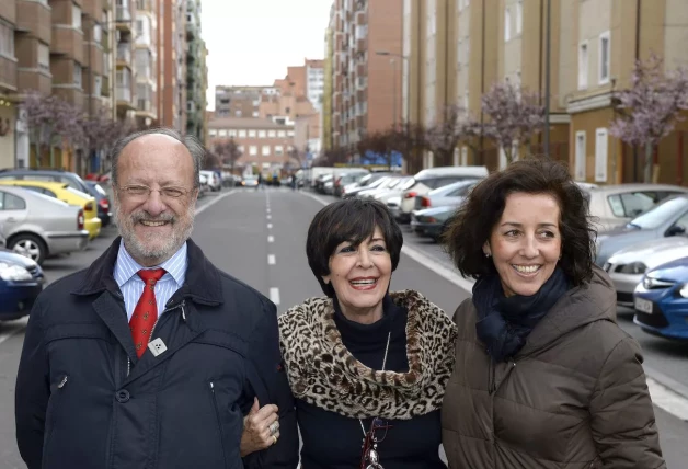 La actriz Concha Velasco, posa junto al alcalde de Valladolid, Javier León de la Riva, y la concejala de Cultura, Mercedes Cantalapiedra, en la calle que lleva su nombre en la ciudad de Valladolid y que fue inaugurada en 2015.