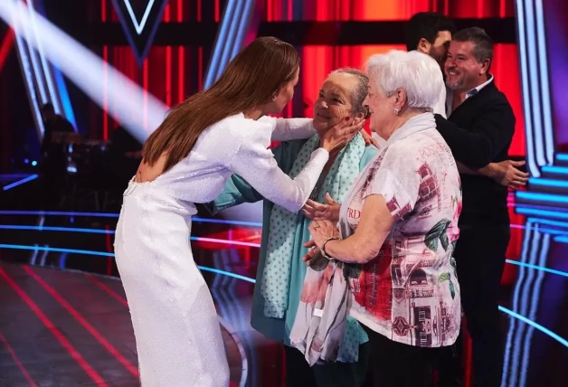 Eva González cariñosa con abuelas