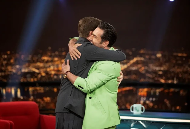 Marc Giró abraza a Bustamante