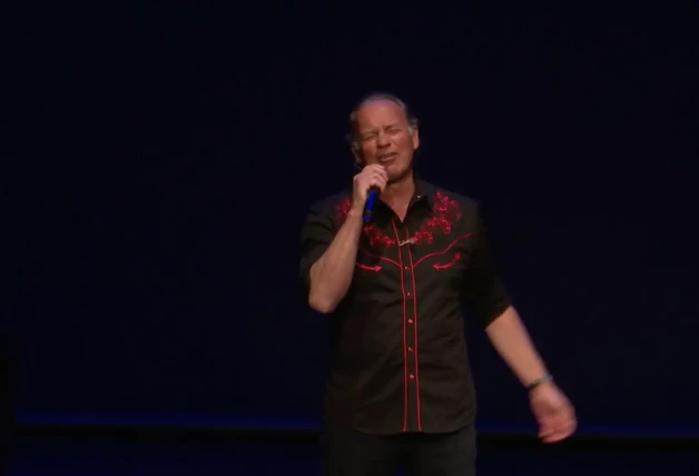 Bertín Osborne durante su concierto a favor de AMACOVID.