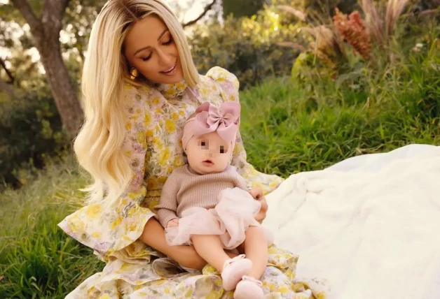 Paris Hilton con su hija