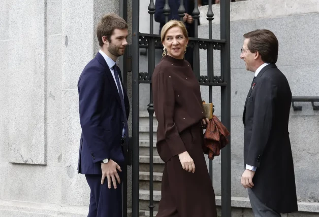 Infanta Cristina con su hijo mayor en la boda de Almeida