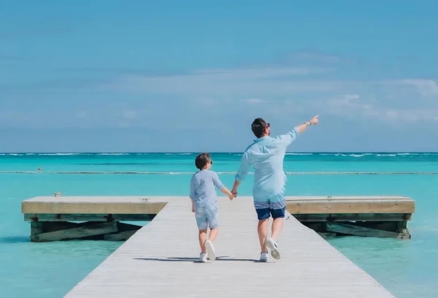 Miguel Poveda caminando con su hijo
