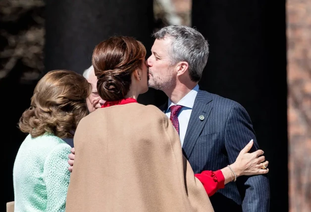 Federico y Mary beso