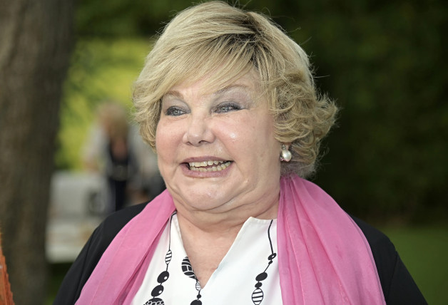 Karina, muy sonriente.