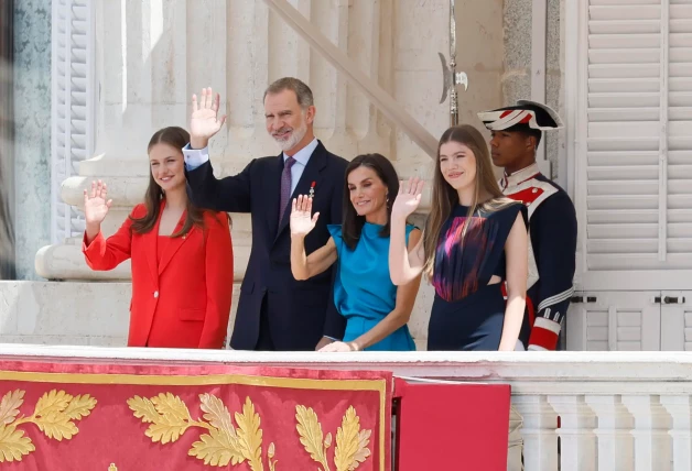 Rey Felipe y reina Letizia con sus hijas, Leonor y Sofía.