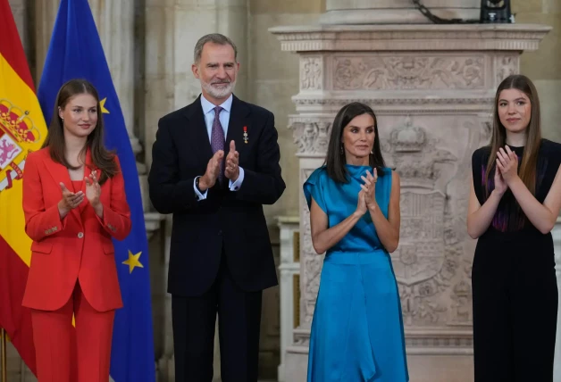 Rey Felipe y reina Letizia con sus hijas, Leonor y Sofía.