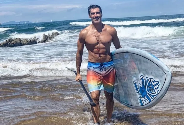 Jorge Fernández practicando surf