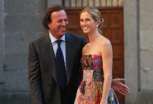 Julio Iglesias y Miranda pasarán las vacaciones separados. Imagen de archivo de la pareja.