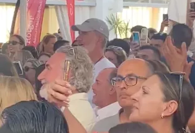Felipe cantando entre el público la mítica canción.
