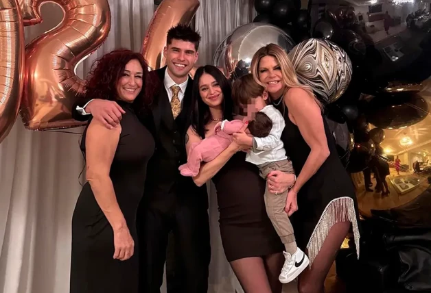 Makoke en un cumpleaños con su familia y con sus nietos